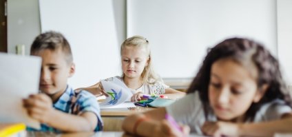 5children-sitting-classroom-studying