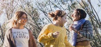 6smiling-girls-walking-green-grass-park
